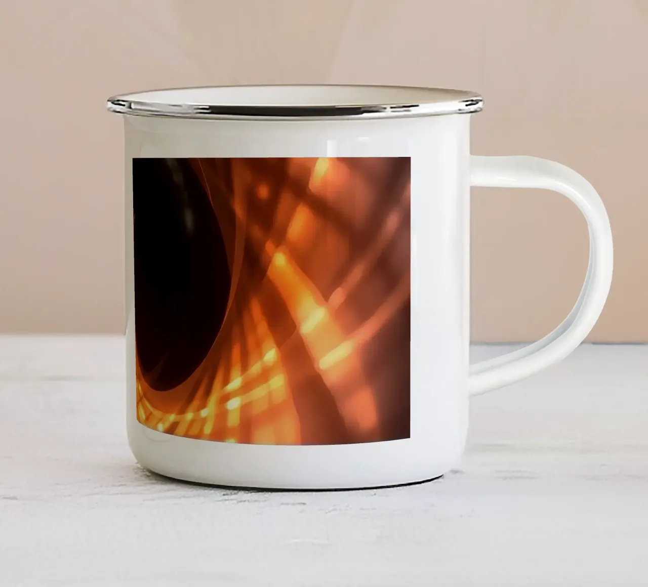 Des motifs tourbillonnants orange et noirs créent un art abstrait. mug en émail de DesignDoodle