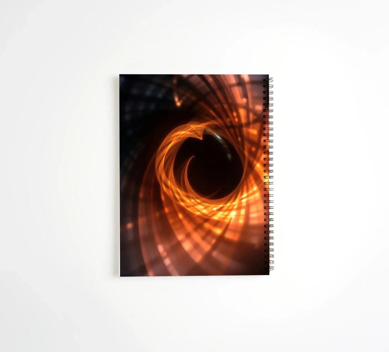 I motivi vorticosi di arancione e nero creano un'arte astratta. diario ad anelli da DesignDoodle
