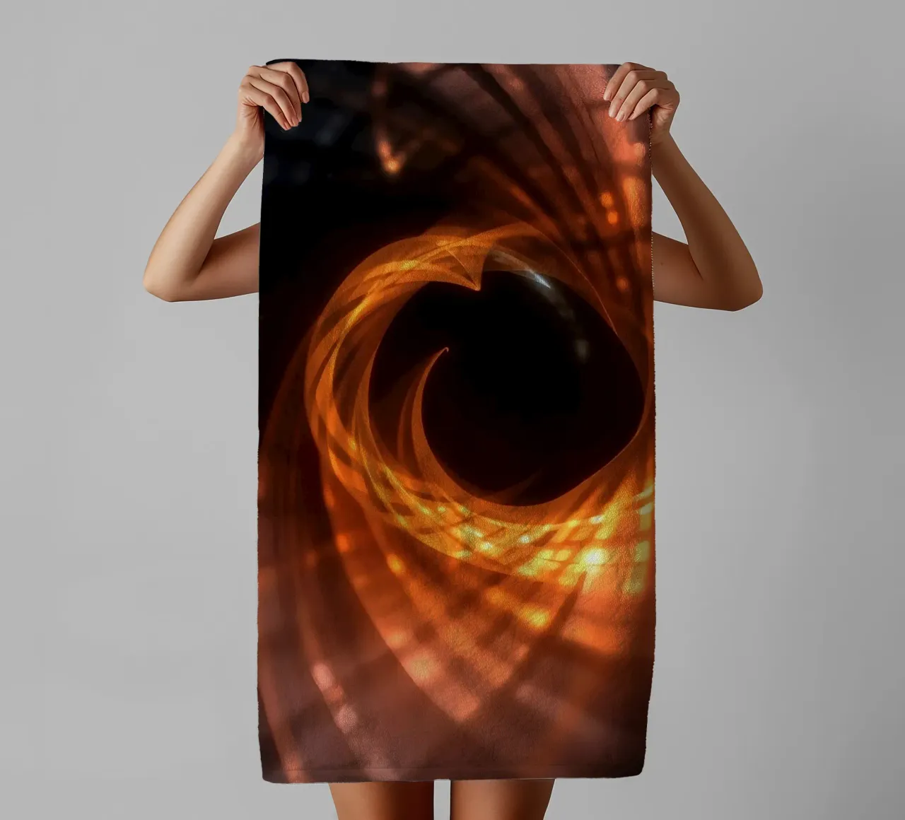 Des motifs tourbillonnants orange et noirs créent un art abstrait. serviette de bain de DesignDoodle