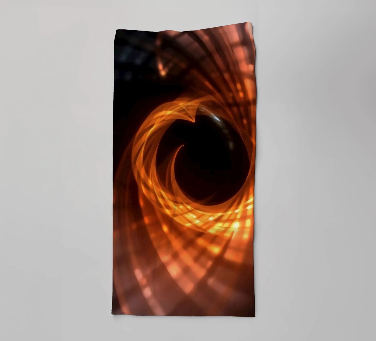 Des motifs tourbillonnants orange et noirs créent un art abstrait. serviette de bain de DesignDoodle