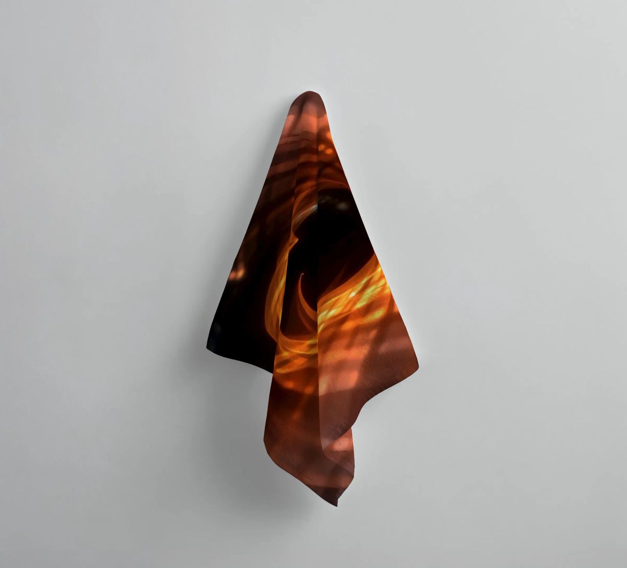 Des motifs tourbillonnants orange et noirs créent un art abstrait. serviette de bain de DesignDoodle