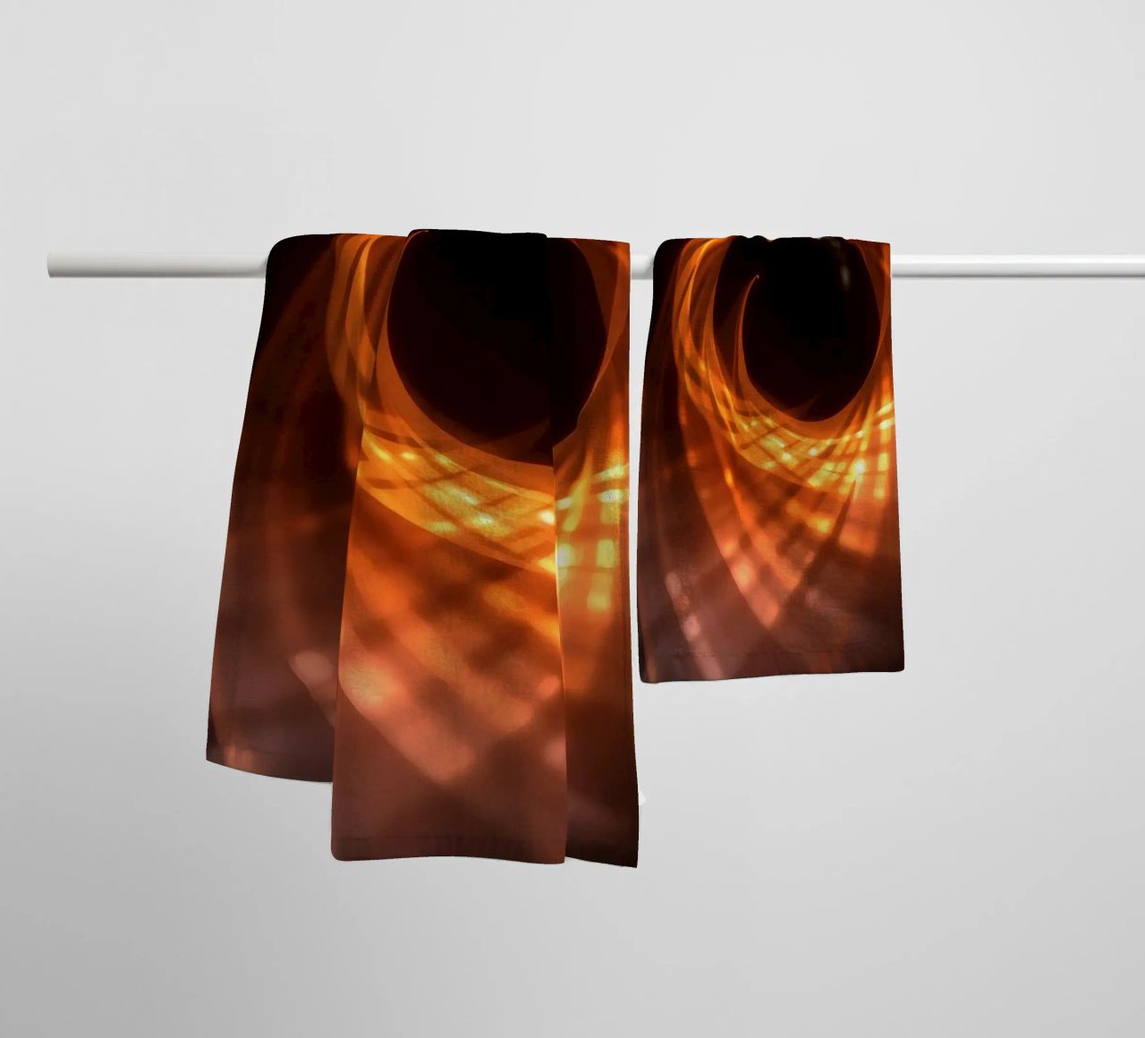 Des motifs tourbillonnants orange et noirs créent un art abstrait. serviette de bain de DesignDoodle