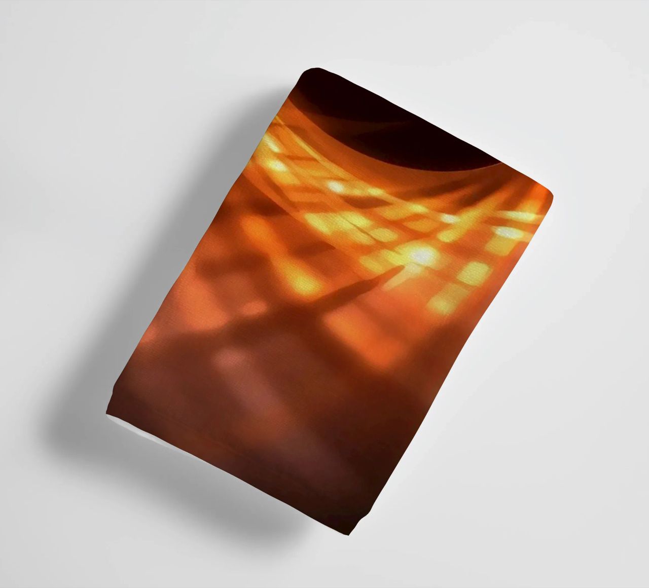 Des motifs tourbillonnants orange et noirs créent un art abstrait. serviette de bain de DesignDoodle