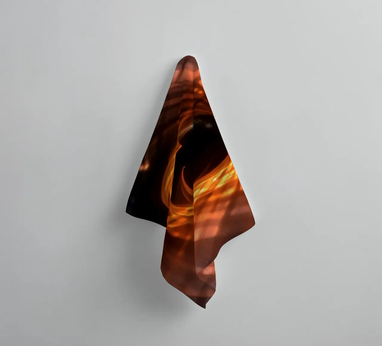 Des motifs tourbillonnants orange et noirs créent un art abstrait. serviette de bain de DesignDoodle