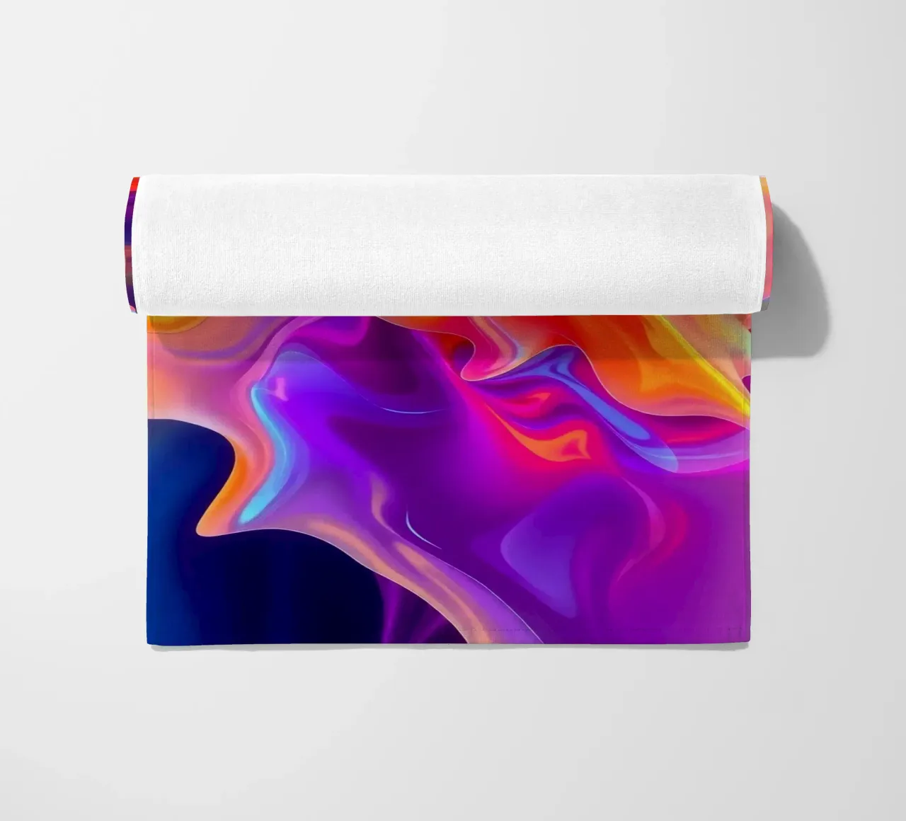abstrakte Kunst mit lebhaften Wirbeln und fließenden Mustern Strandtuch von DesignDoodle