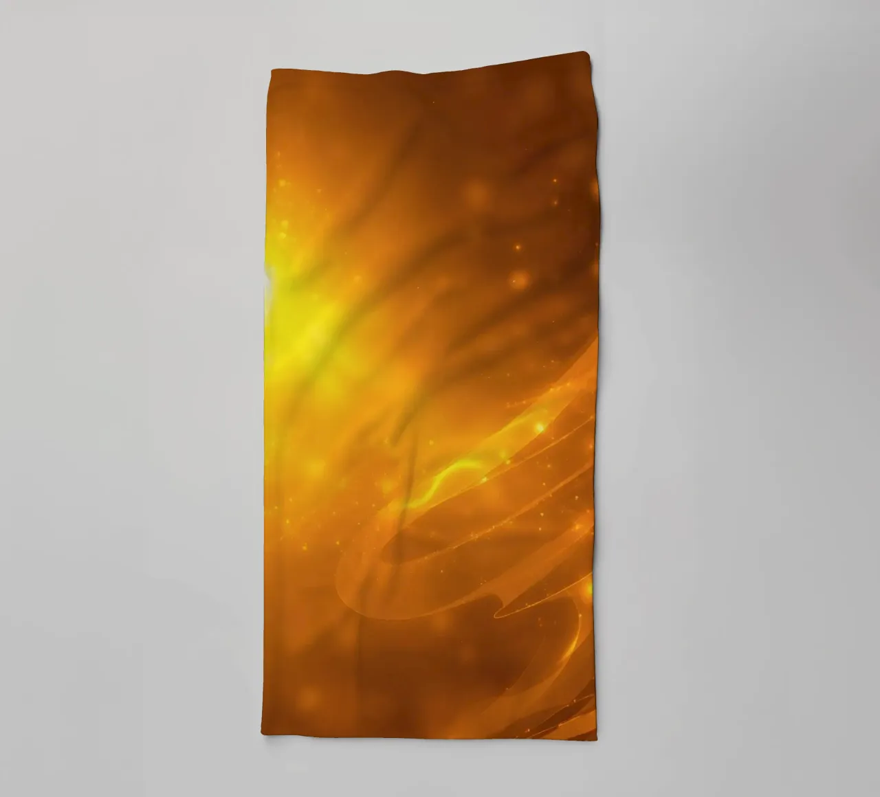 Oranje abstract licht wervelend in kosmische achtergrond bij schemering badhanddoek van DesignDoodle