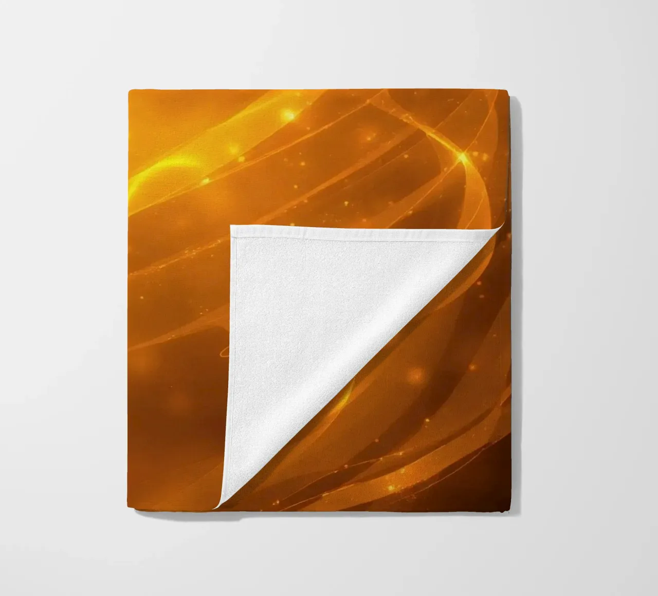 Oranje abstract licht wervelend in kosmische achtergrond bij schemering strandhanddoek van DesignDoodle