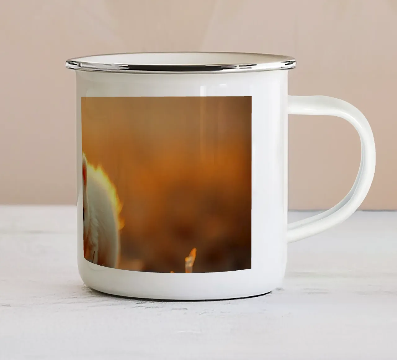 Cucciolo carino che cammina nell'erba, ora d'oro con la luce del sole tazza in smalto da DesignDoodle