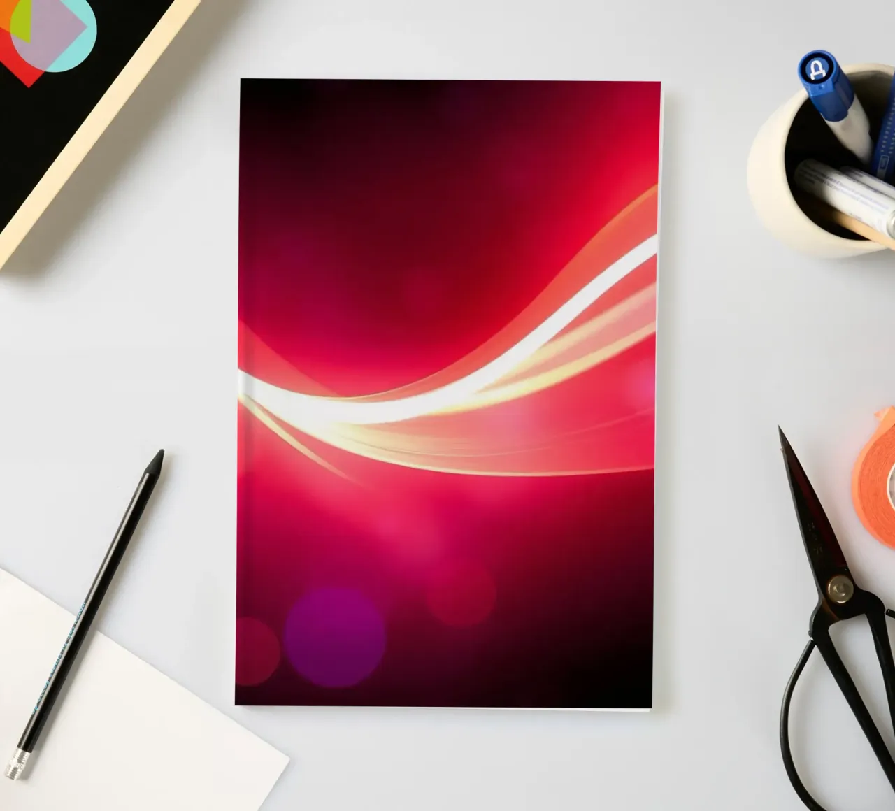 des ondes lumineuses dansent en motifs colorés sur un fond sombre carnet de notes de DesignDoodle