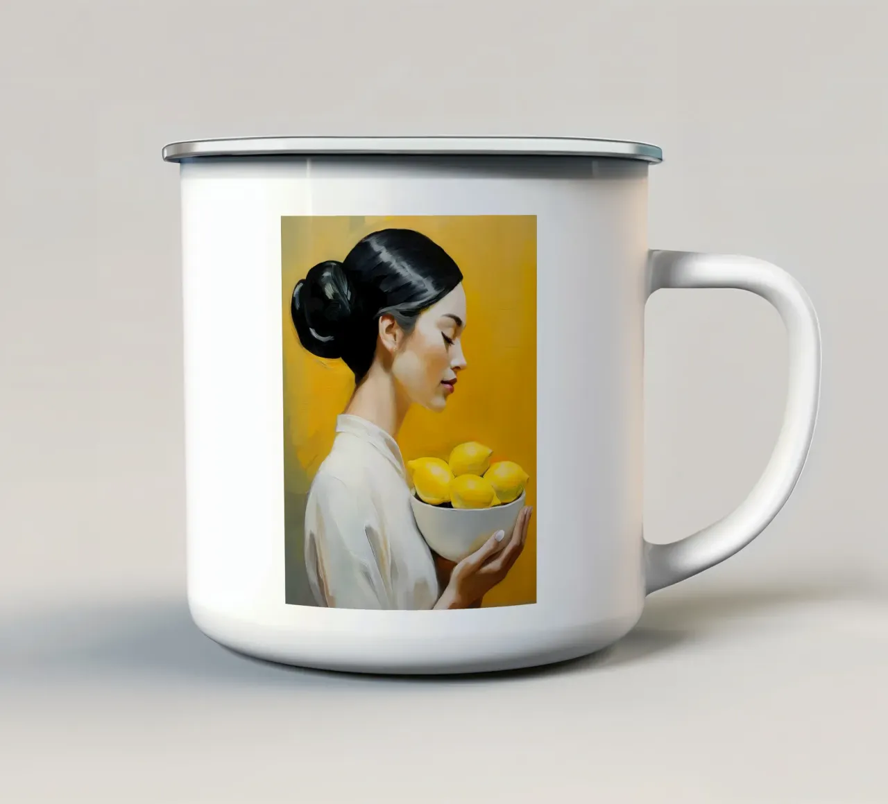 Ritratto di donna con una ciotola di limoni tra le mani tazza in smalto da Take Your Art BV