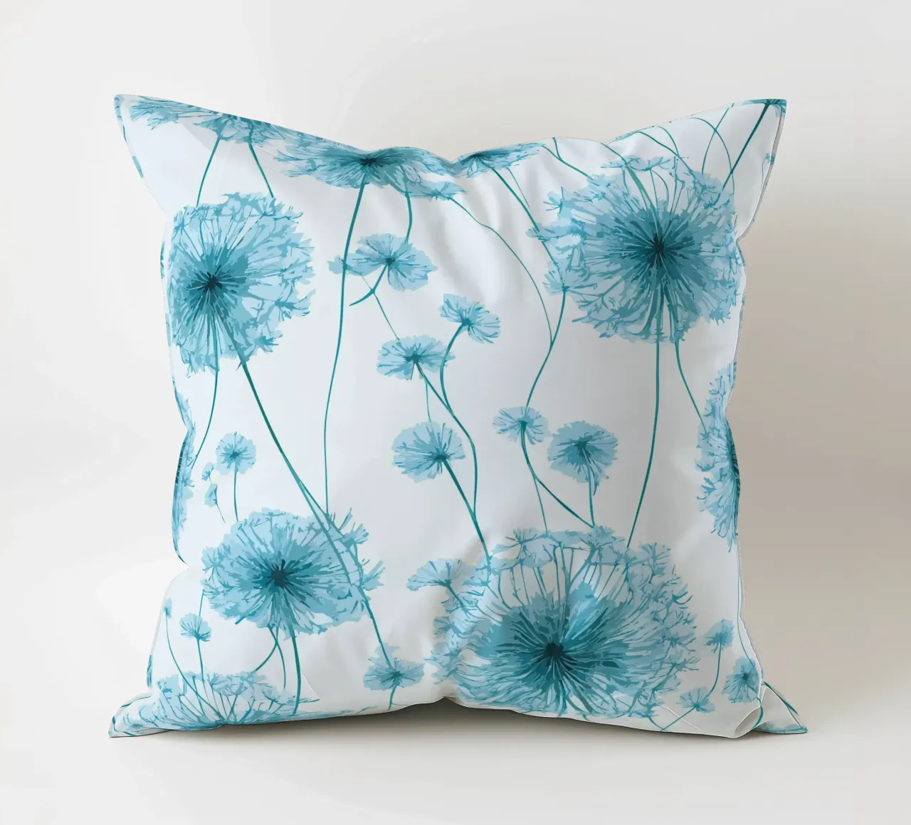 Brezza di dente di leone in blu cuscino da Botanical Pattern House