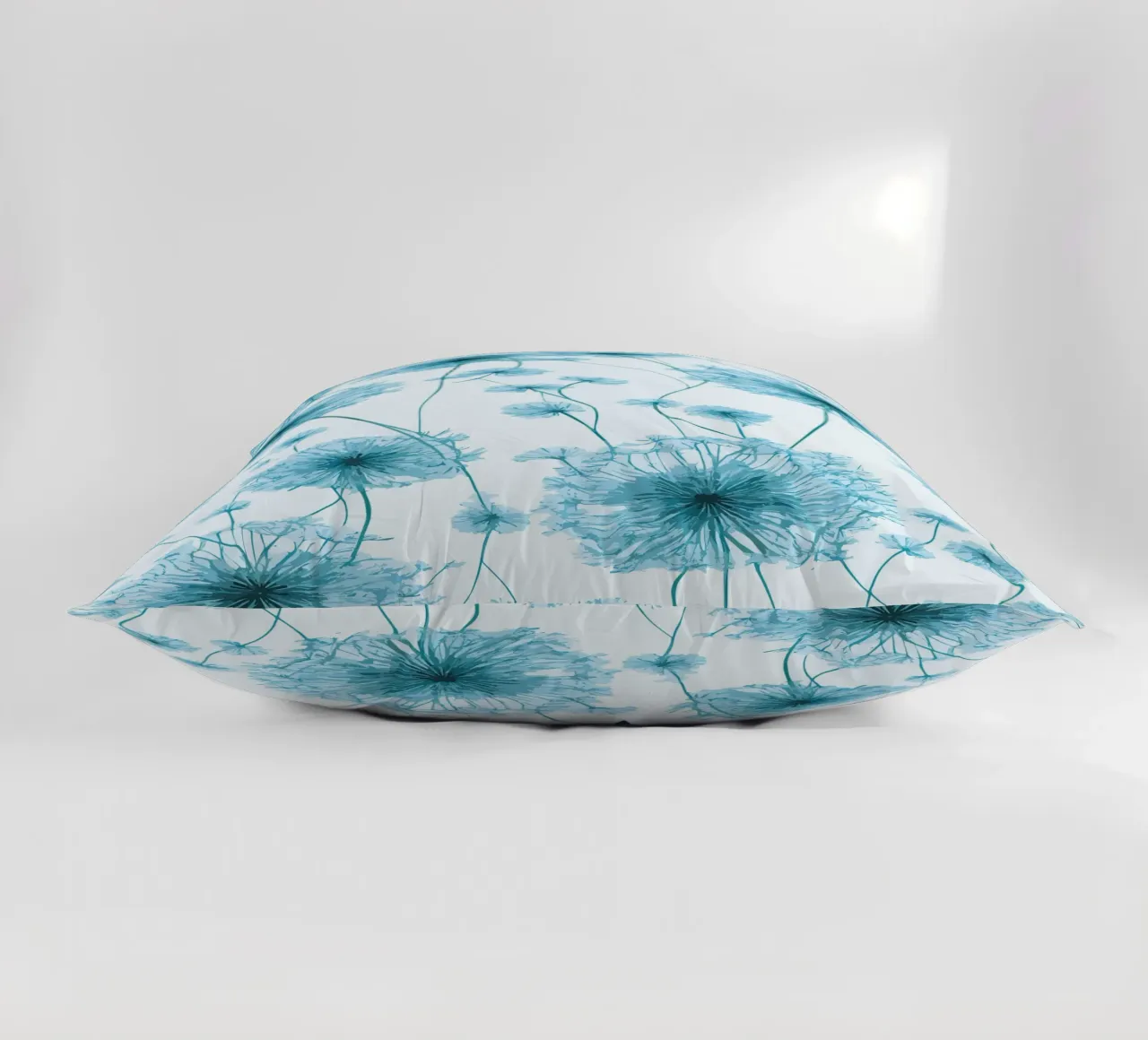 Brezza di dente di leone in blu cuscino da Botanical Pattern House