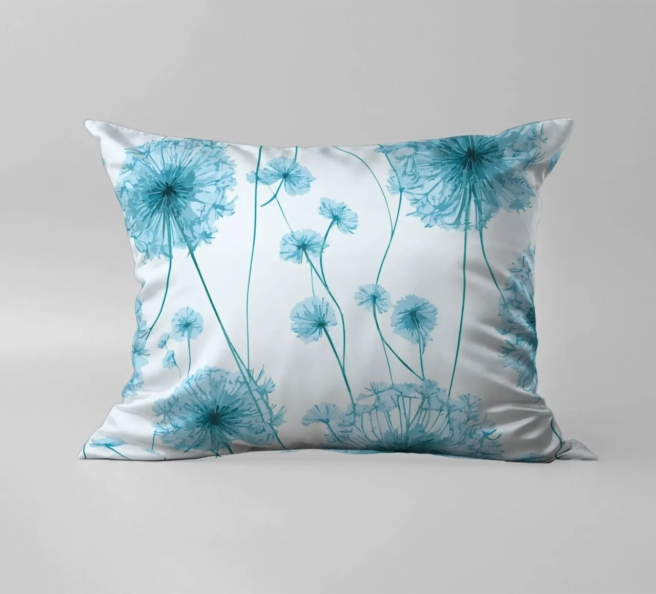 Brezza di dente di leone in blu cuscino da Botanical Pattern House