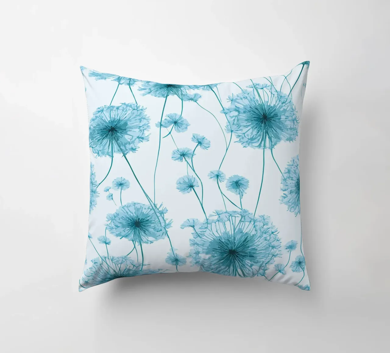 Brezza di dente di leone in blu cuscino da Botanical Pattern House