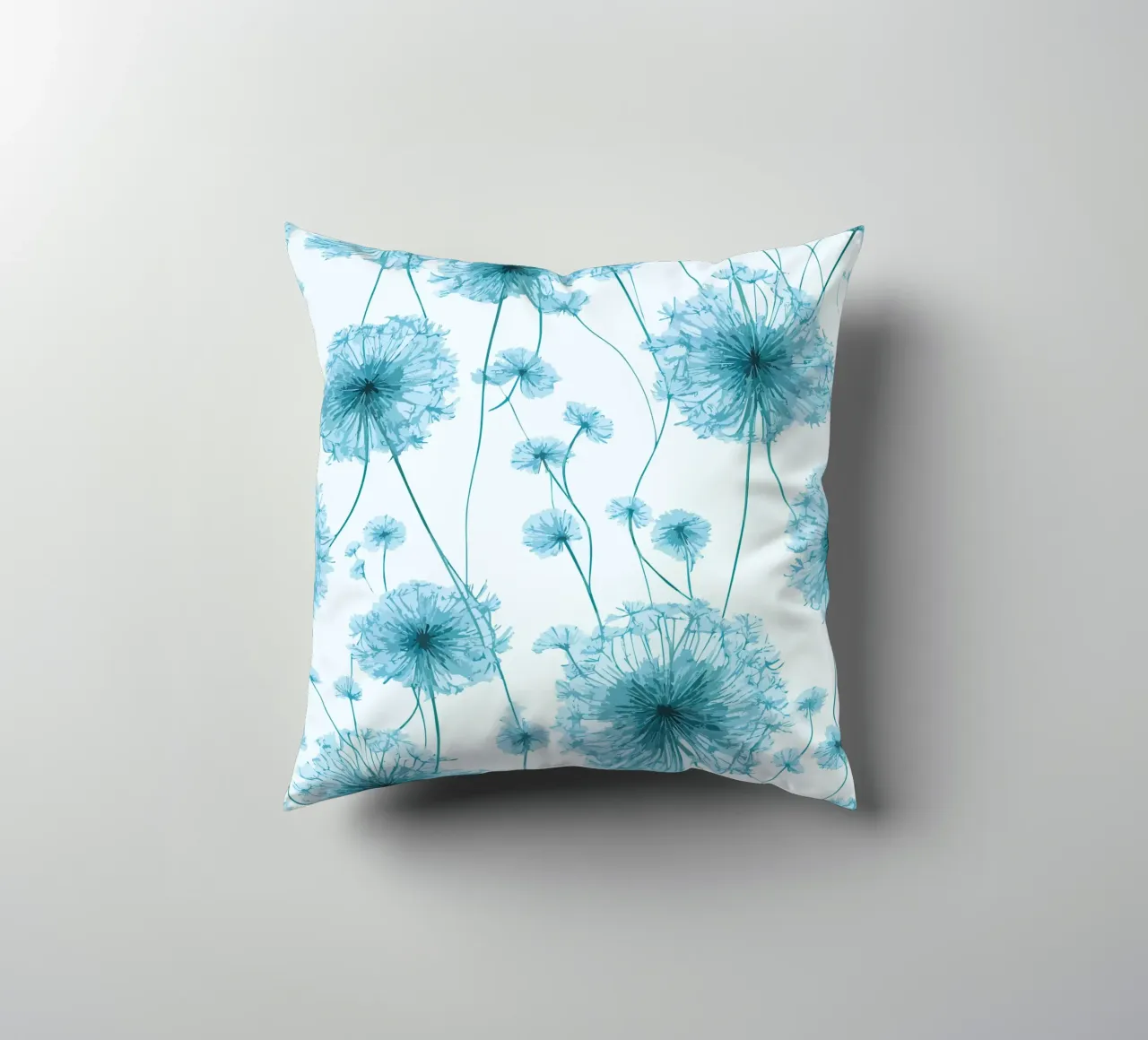 Brezza di dente di leone in blu cuscino da Botanical Pattern House