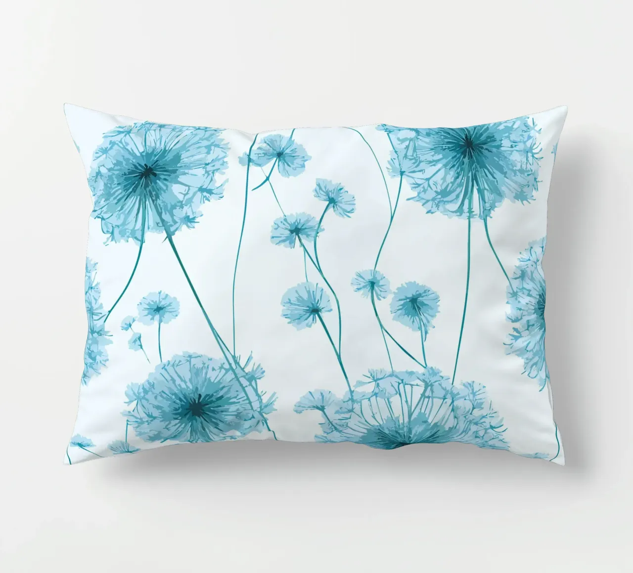 Brezza di dente di leone in blu cuscino da Botanical Pattern House