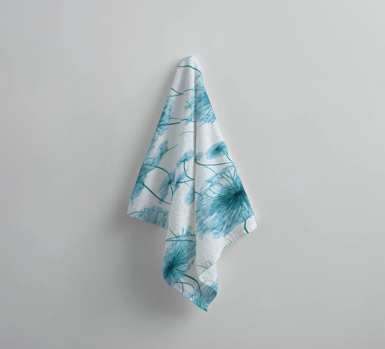 Brezza di dente di leone in blu asciugamano da bagno da Botanical Pattern House
