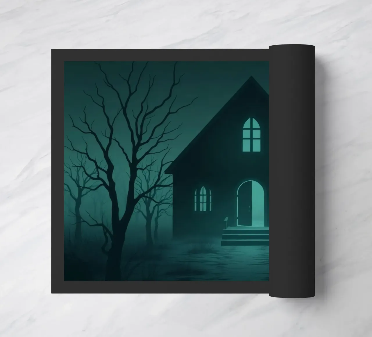 Maison sinistre éclairée par le clair de lune dans une forêt brumeuse paillasson de DesignDoodle