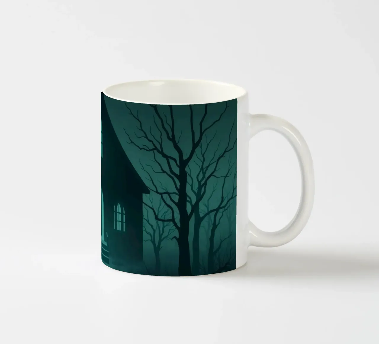 Un'inquietante casa illuminata dalla luce della luna in una foresta nebbiosa tazza in ceramica da DesignDoodle