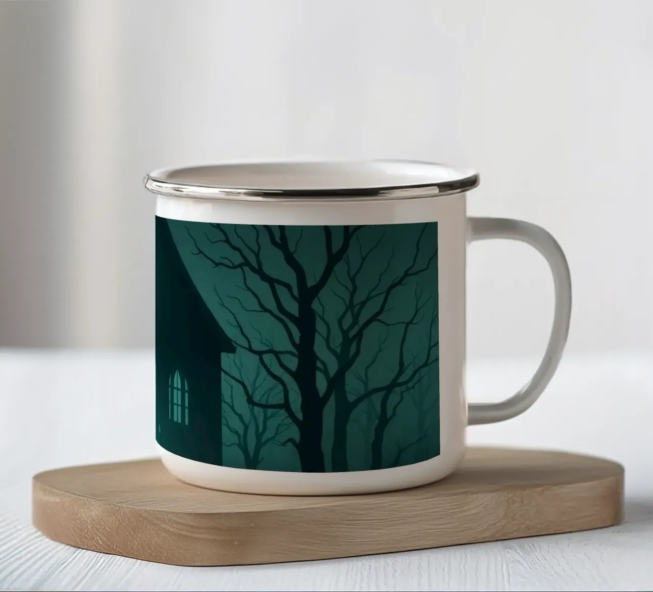 Un'inquietante casa illuminata dalla luce della luna in una foresta nebbiosa tazza in smalto da DesignDoodle