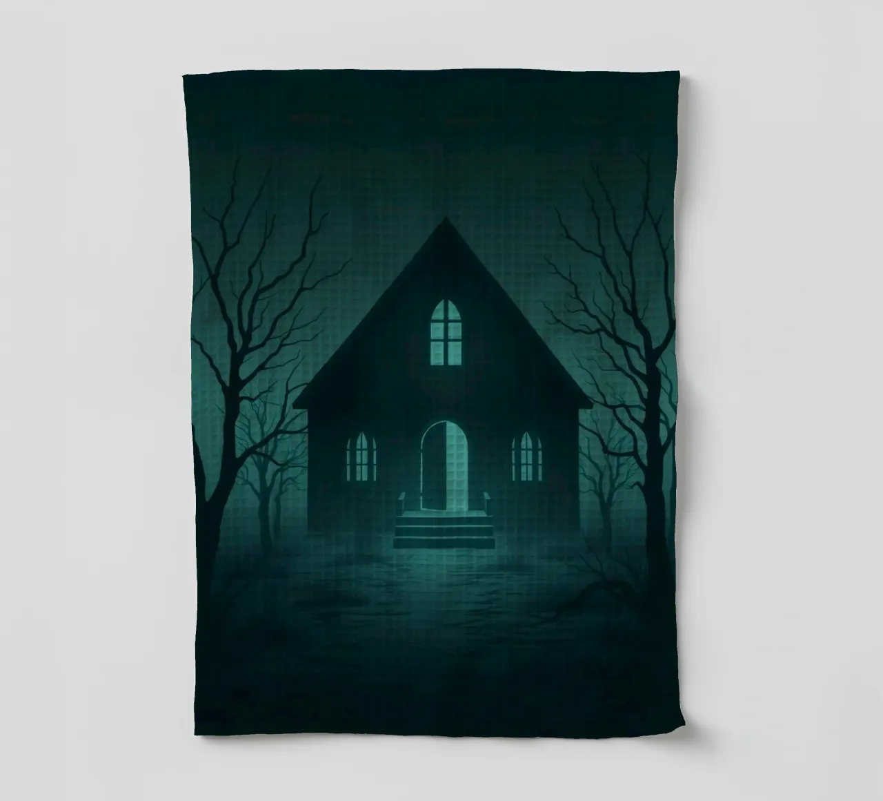 Maison sinistre éclairée par le clair de lune dans une forêt brumeuse torchon de DesignDoodle