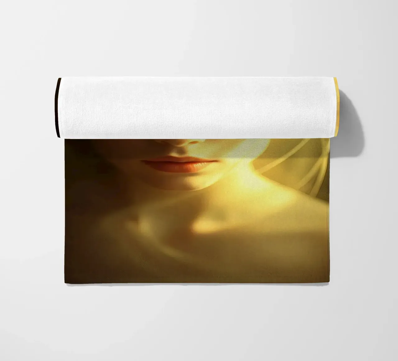 Ritratto di giovane donna con capelli delicati e luci soffuse telo mare da DesignDoodle
