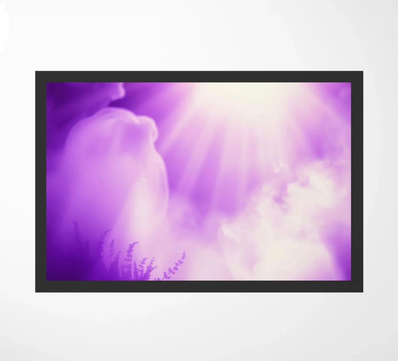 I fasci di luce viola si disperdono tra le nubi nebbiose zerbino da DesignDoodle