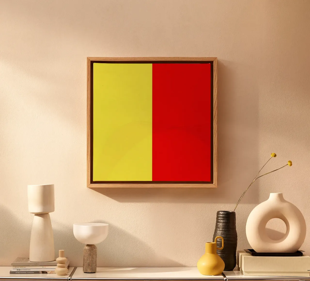 i colori giallo e rosso dividono la tela stile artistico tela con Cornice a cassetta da DesignDoodle