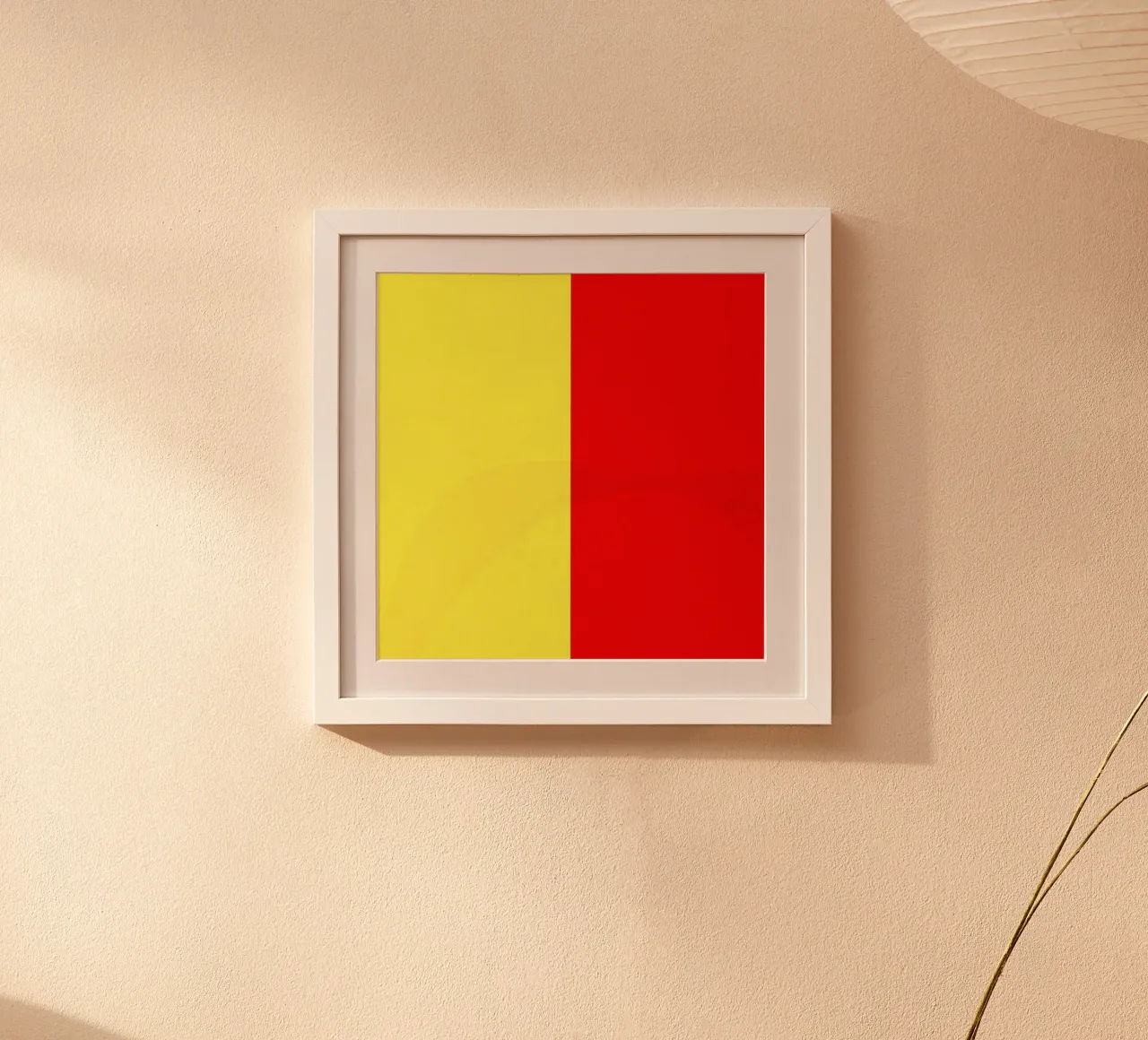 i colori giallo e rosso dividono la tela stile artistico poster da DesignDoodle