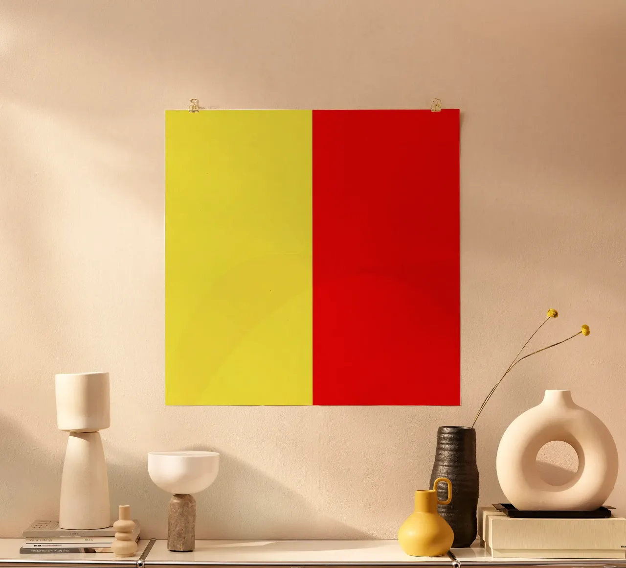 i colori giallo e rosso dividono la tela stile artistico poster da DesignDoodle