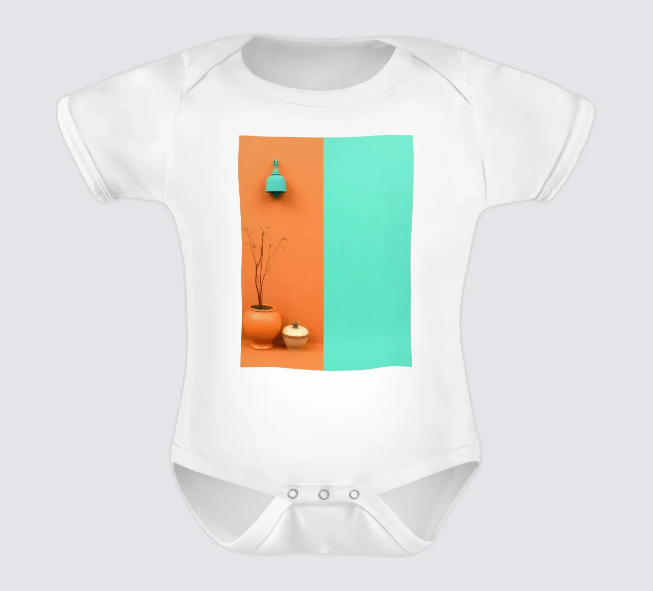 espositore decorativo con una pianta, una campana e zucche su un supporto body neonato maniche corte da DesignDoodle