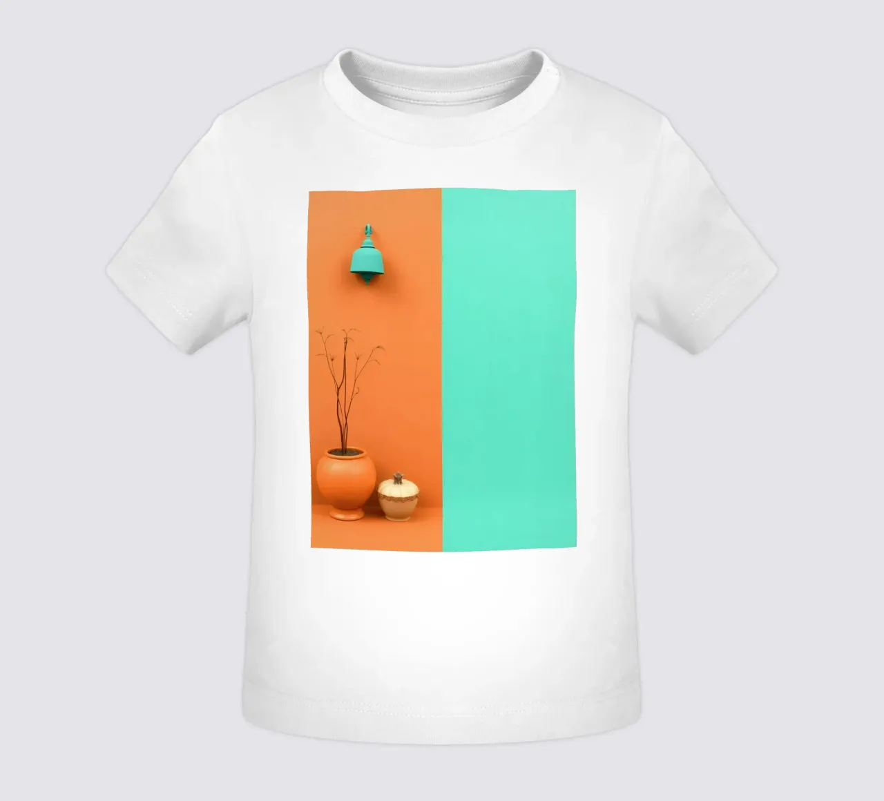 espositore decorativo con una pianta, una campana e zucche su un supporto maglietta neonato da DesignDoodle