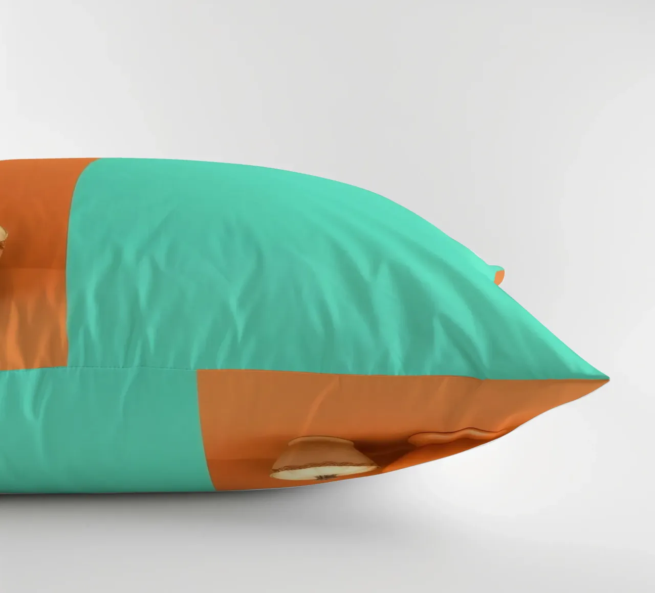 espositore decorativo con una pianta, una campana e zucche su un supporto cuscino da DesignDoodle