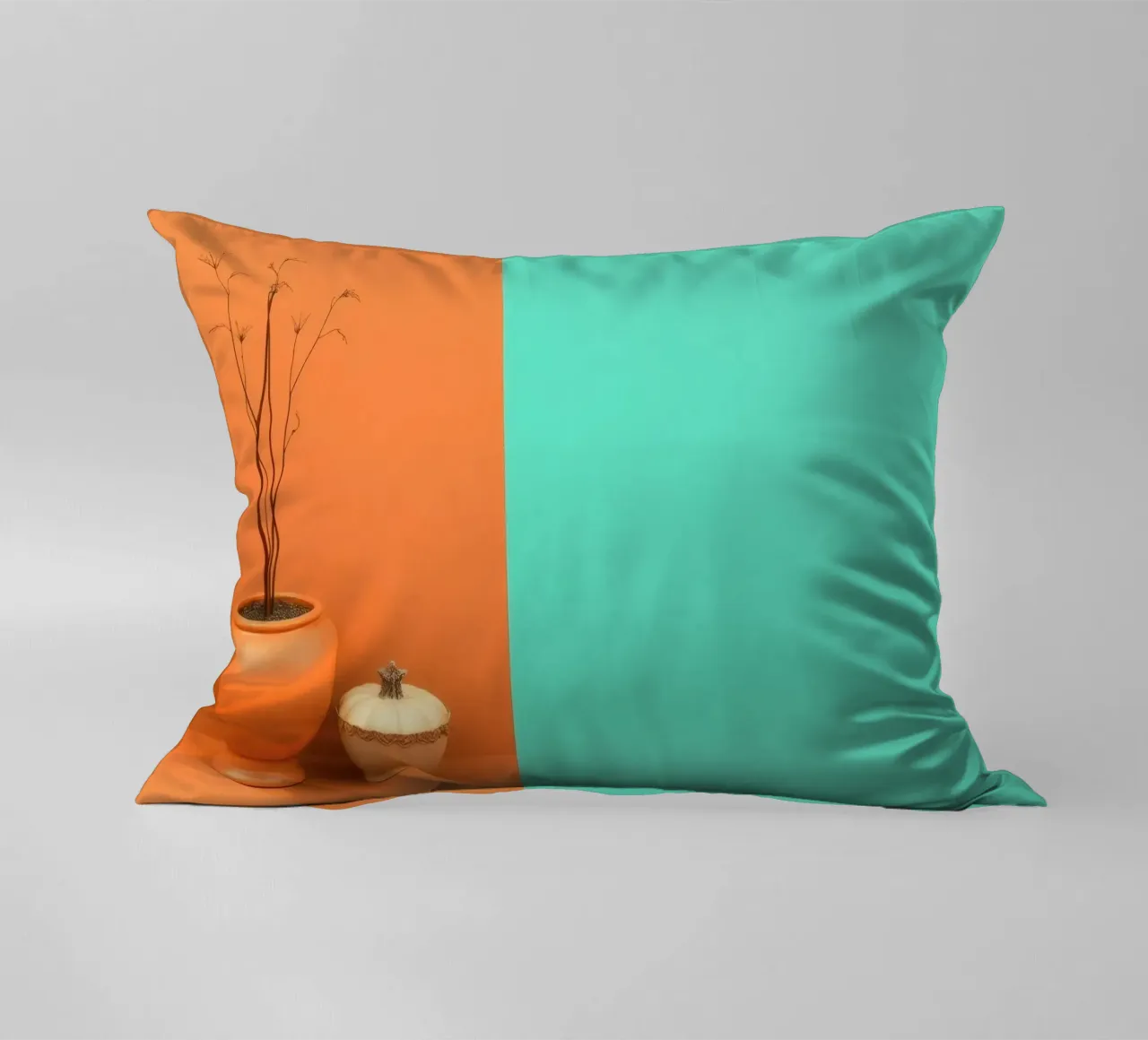 espositore decorativo con una pianta, una campana e zucche su un supporto cuscino da DesignDoodle