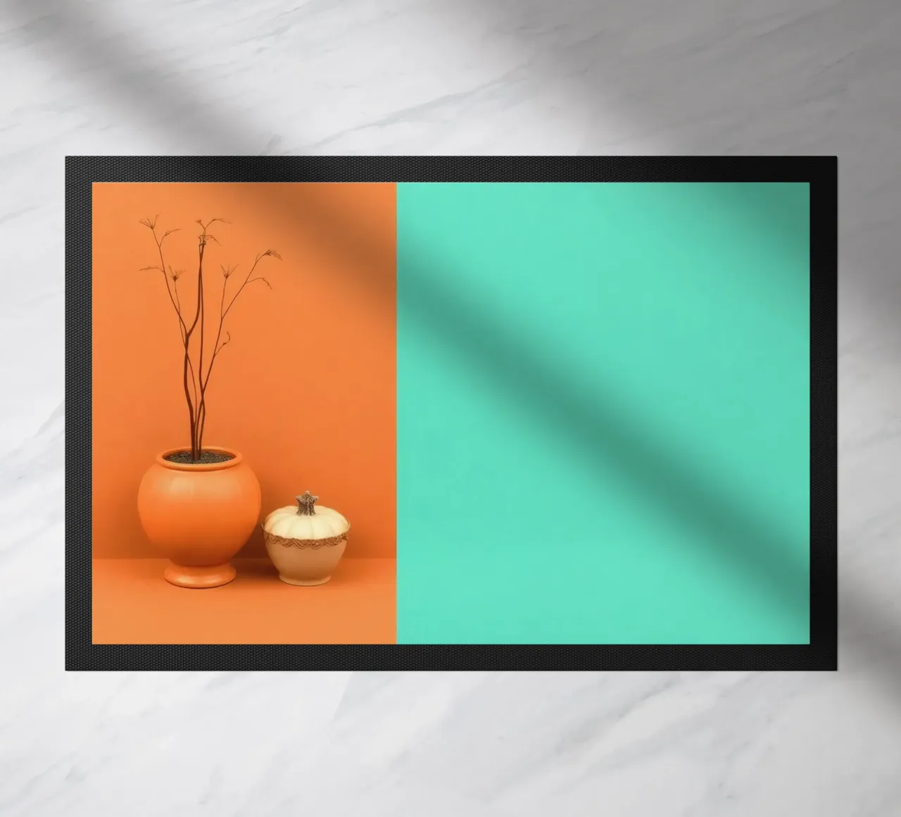 espositore decorativo con una pianta, una campana e zucche su un supporto zerbino da DesignDoodle