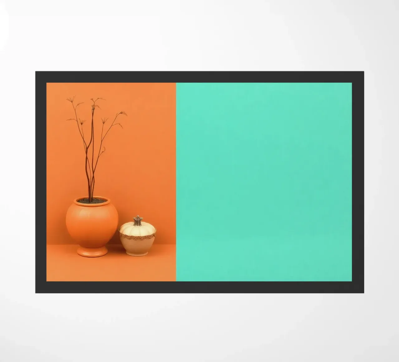 espositore decorativo con una pianta, una campana e zucche su un supporto zerbino da DesignDoodle