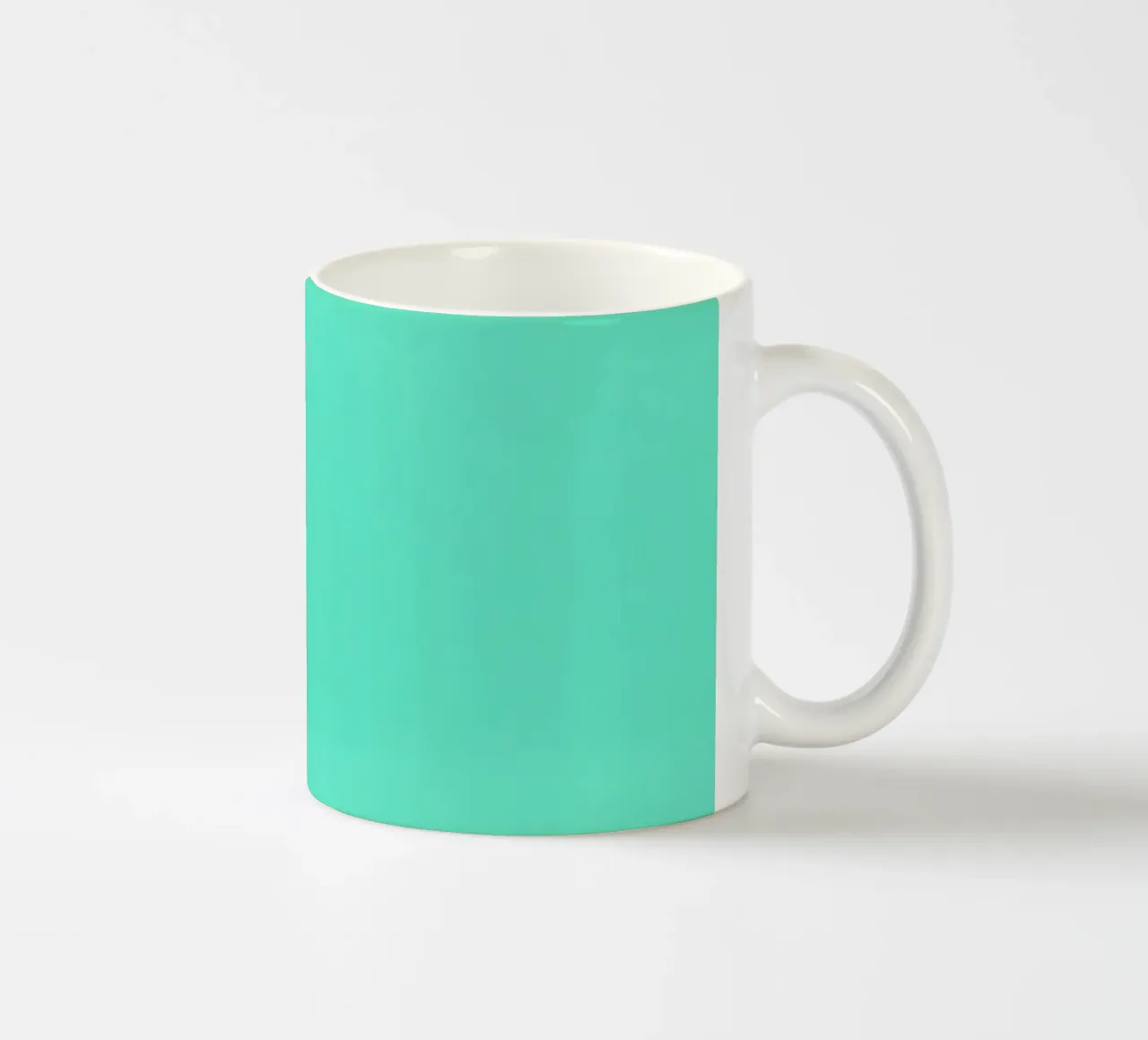 espositore decorativo con una pianta, una campana e zucche su un supporto tazza in ceramica da DesignDoodle
