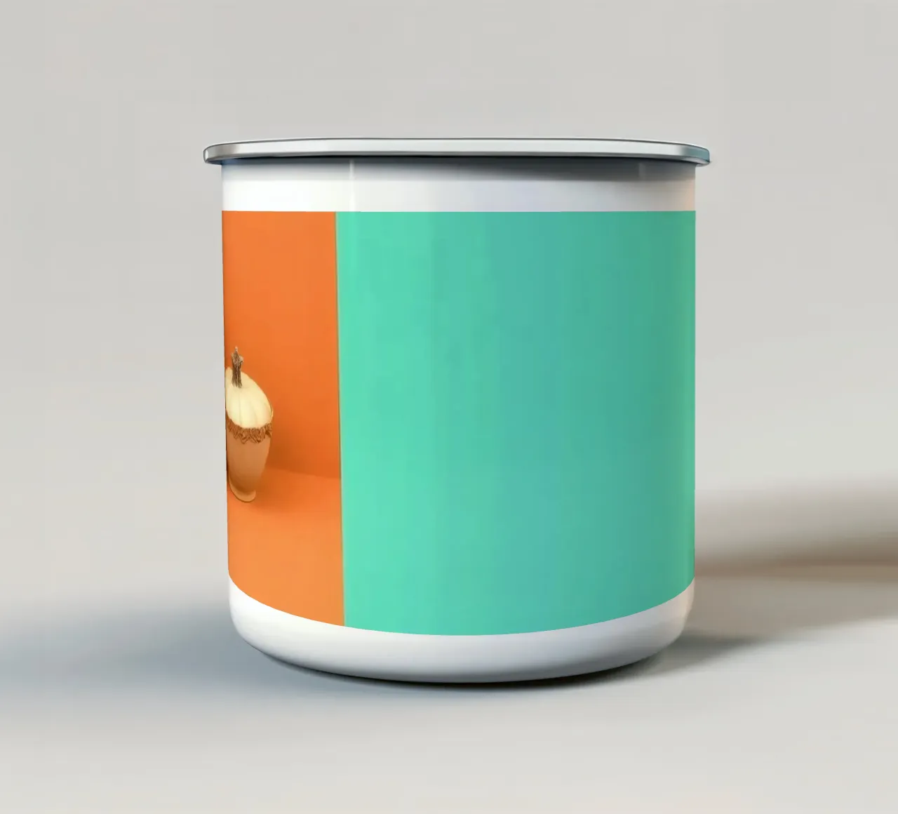 espositore decorativo con una pianta, una campana e zucche su un supporto tazza in smalto da DesignDoodle