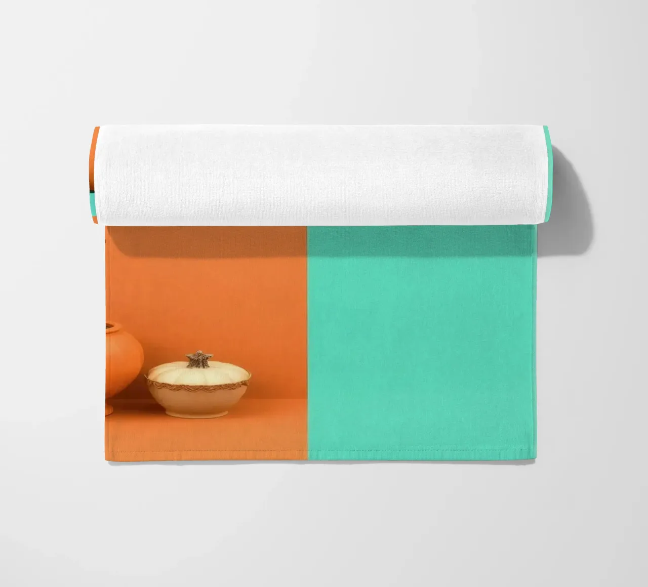 espositore decorativo con una pianta, una campana e zucche su un supporto telo mare da DesignDoodle