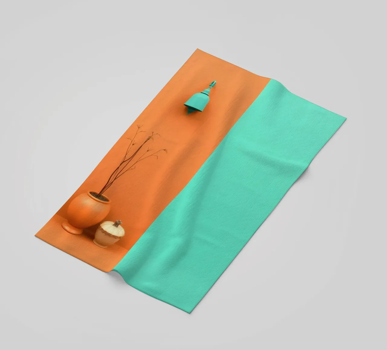 espositore decorativo con una pianta, una campana e zucche su un supporto telo mare da DesignDoodle