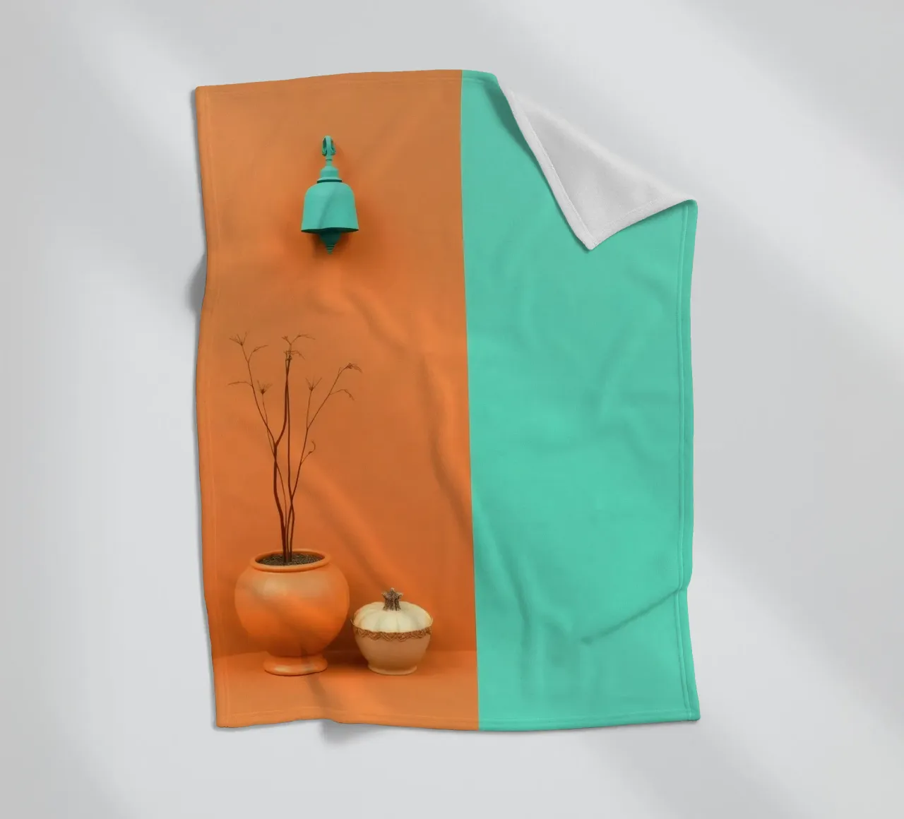 espositore decorativo con una pianta, una campana e zucche su un supporto coperta in pile da DesignDoodle