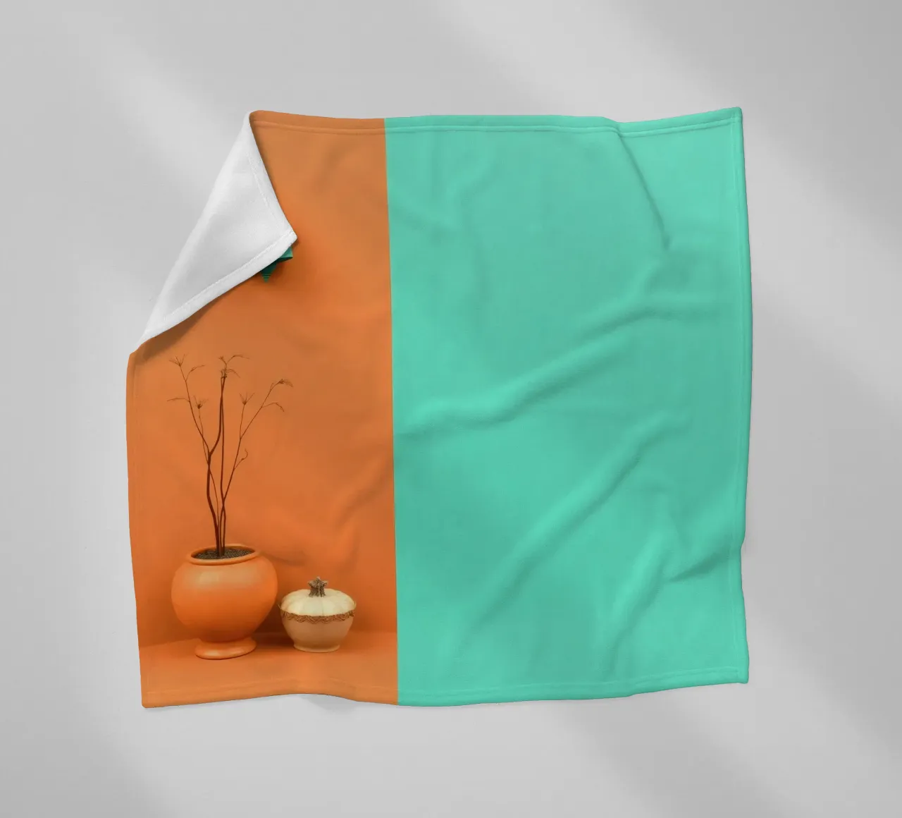 espositore decorativo con una pianta, una campana e zucche su un supporto coperta in pile da DesignDoodle