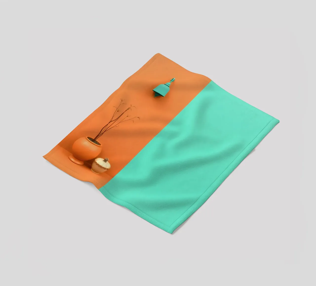 espositore decorativo con una pianta, una campana e zucche su un supporto coperta in pile da DesignDoodle