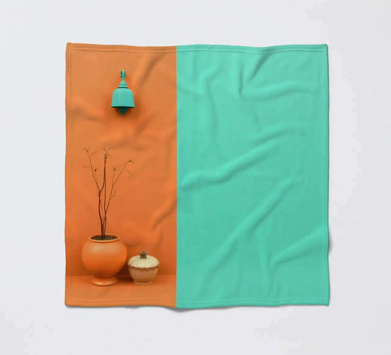 espositore decorativo con una pianta, una campana e zucche su un supporto coperta in pile da DesignDoodle