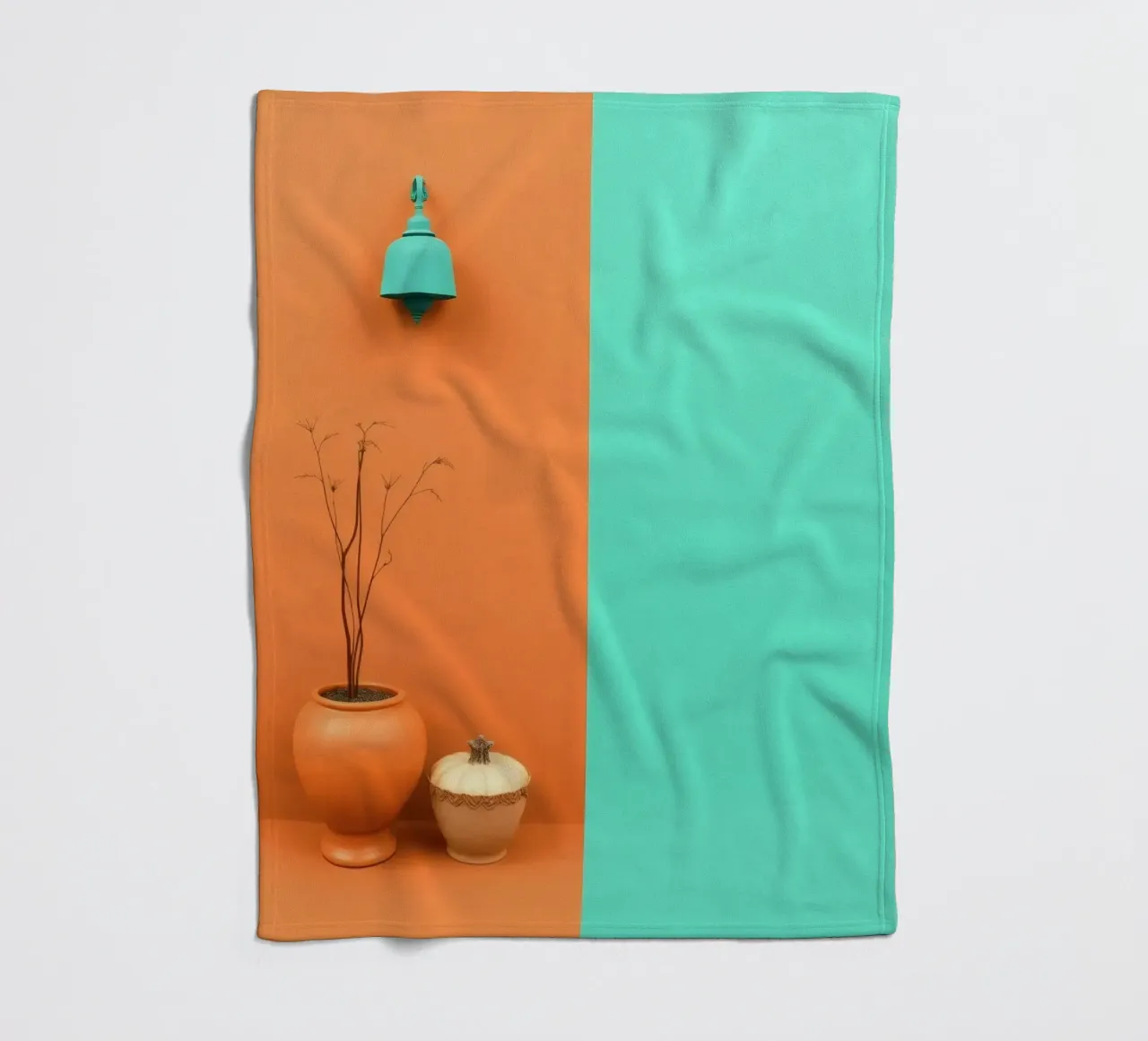 espositore decorativo con una pianta, una campana e zucche su un supporto coperta in pile da DesignDoodle