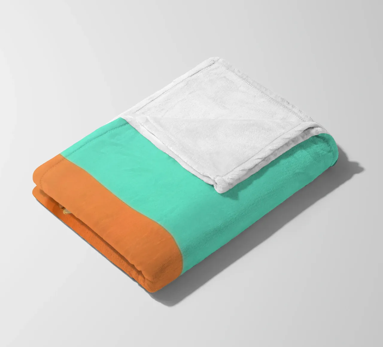 espositore decorativo con una pianta, una campana e zucche su un supporto coperta in pile da DesignDoodle