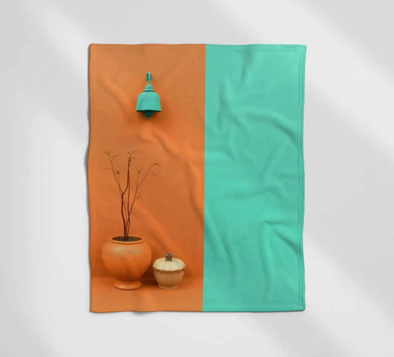 espositore decorativo con una pianta, una campana e zucche su un supporto coperta in pile da DesignDoodle