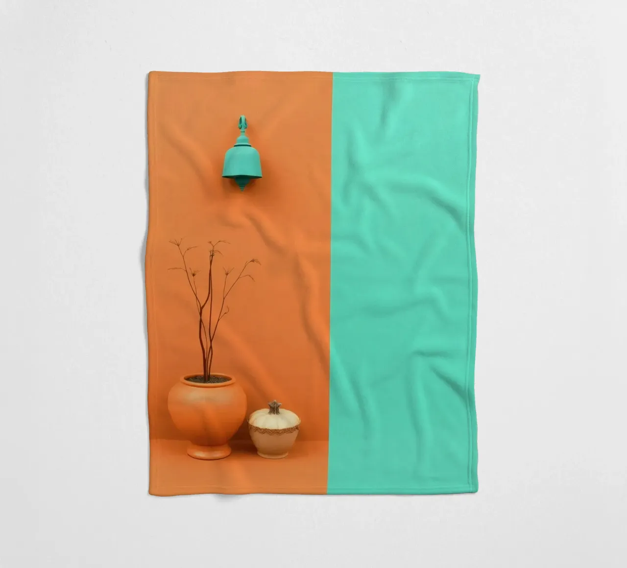 espositore decorativo con una pianta, una campana e zucche su un supporto coperta in pile da DesignDoodle