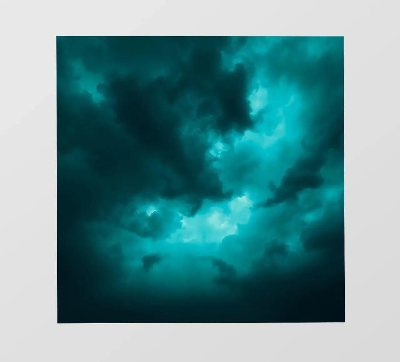 Nuvole drammatiche che turbinano in un cielo lunatico prima del temporale pellicola backlit da DesignDoodle