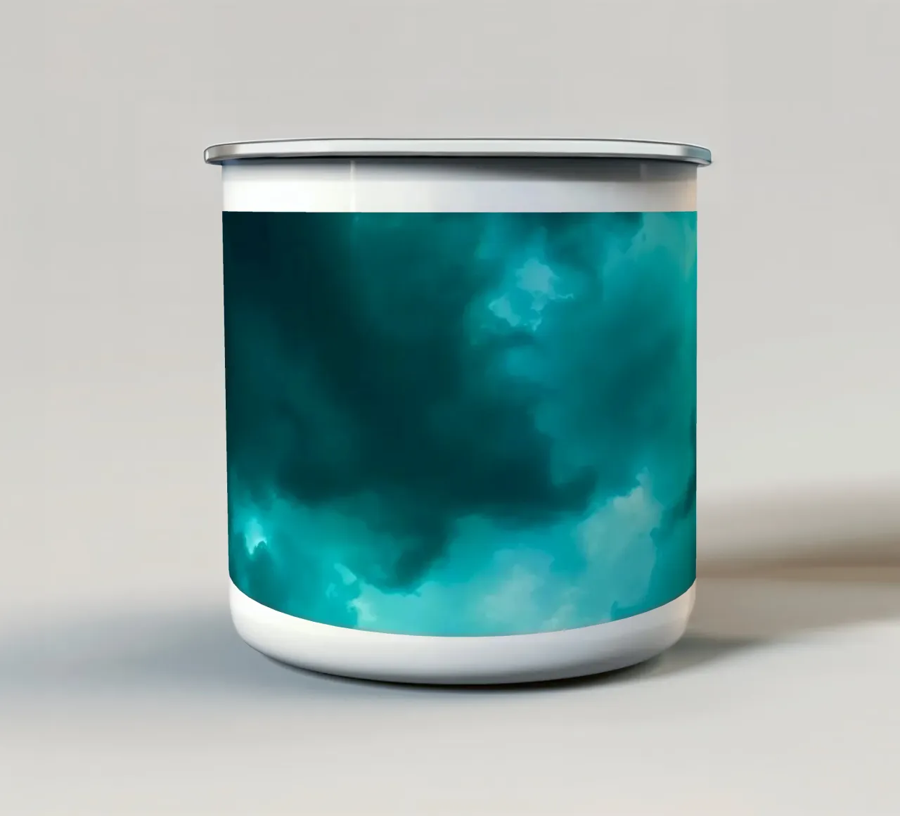 Nuvole drammatiche che turbinano in un cielo lunatico prima del temporale tazza in smalto da DesignDoodle